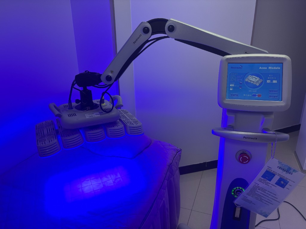 Blue light therapy system in clinical use